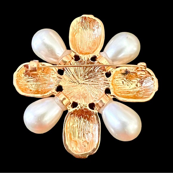 Regal Design Gold tone and Pearl Brooch NWT - Picture 2 of 2